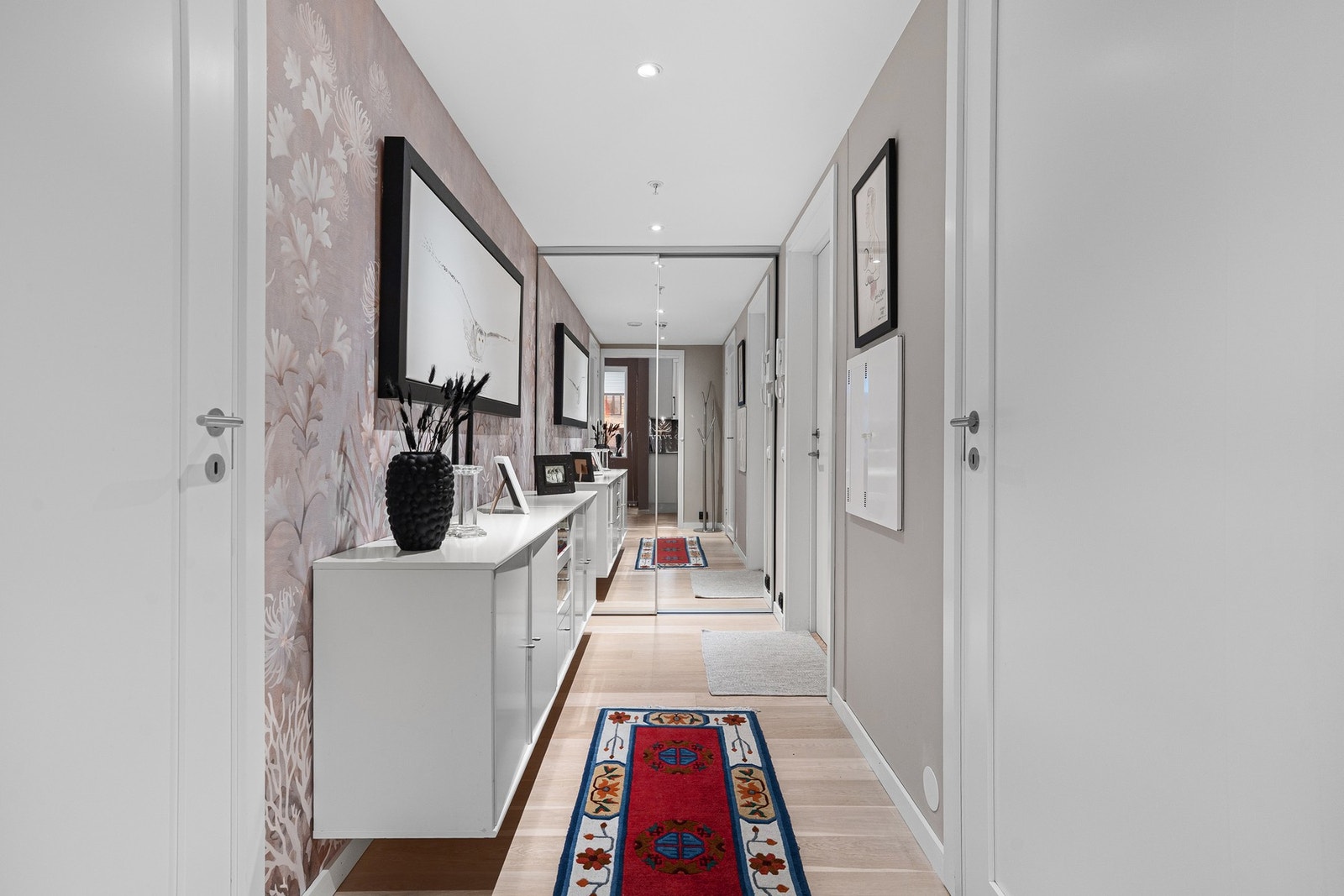 Fra entre/gang i leiligheten Galleribilde