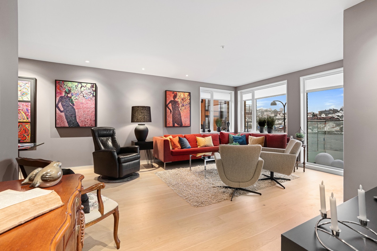 Del av den romslige stuen med fin utsikt til Otra Galleribilde