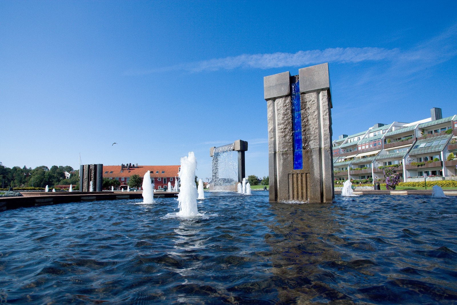 Langs strandpromenaden passerer man også Nupen-anlegget med flott flott friområde og vannskulpturer Galleribilde