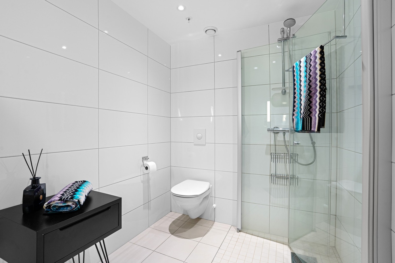 Fra hovedbadet med vegghengt toalett og skyvedusjløsning Galleribilde