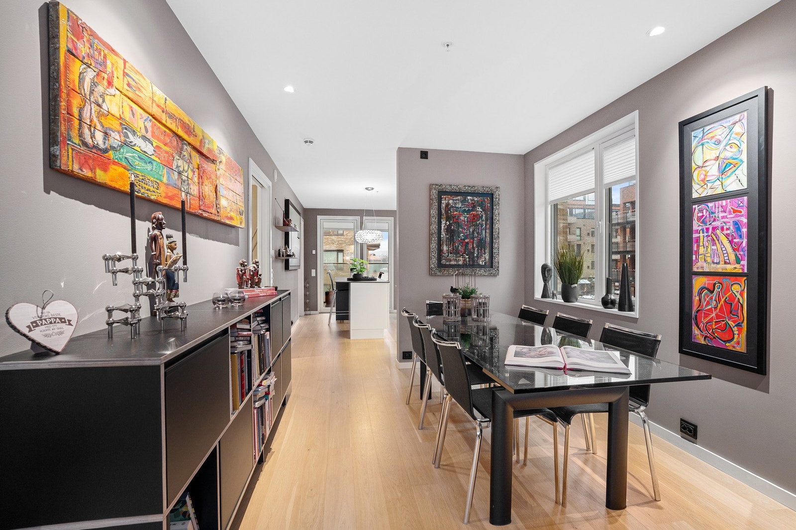 Del av den kombinerte stuen/spisestuen med plass til langbord Galleribilde