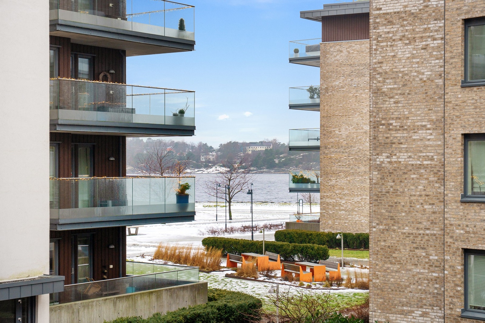 Zoomet sjøutsikt fra den vestvendte verandaen utenfor kjøkkenet Galleribilde