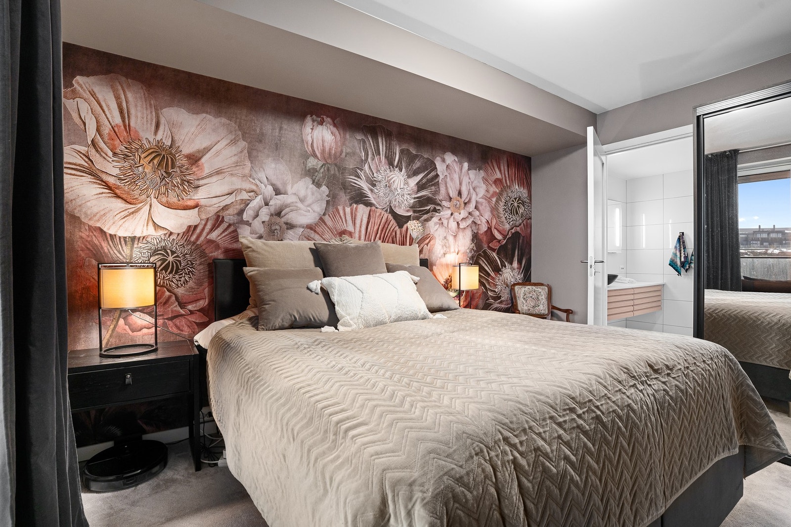 Hovedsoverom med god plass til en stor dobbelseng Galleribilde