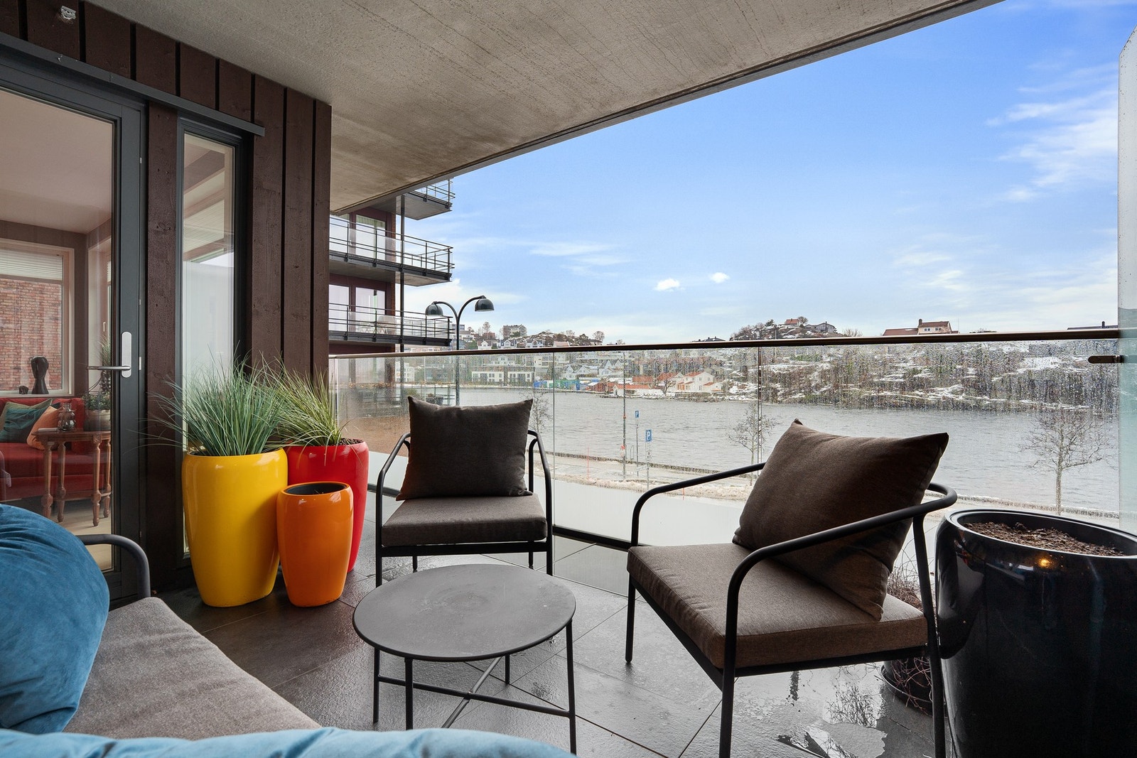 Del av den overbygd veranda vendt ut mot Otra - her er det plass til flere som kan sitte å nyte utsikten Galleribilde