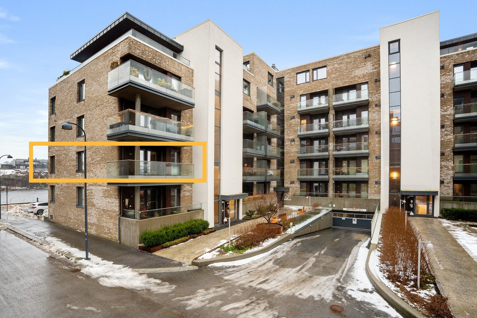 Leiligheten ligger i 2.etg. her fra inngangssiden hvor leiligheten er rammet inn Galleribilde