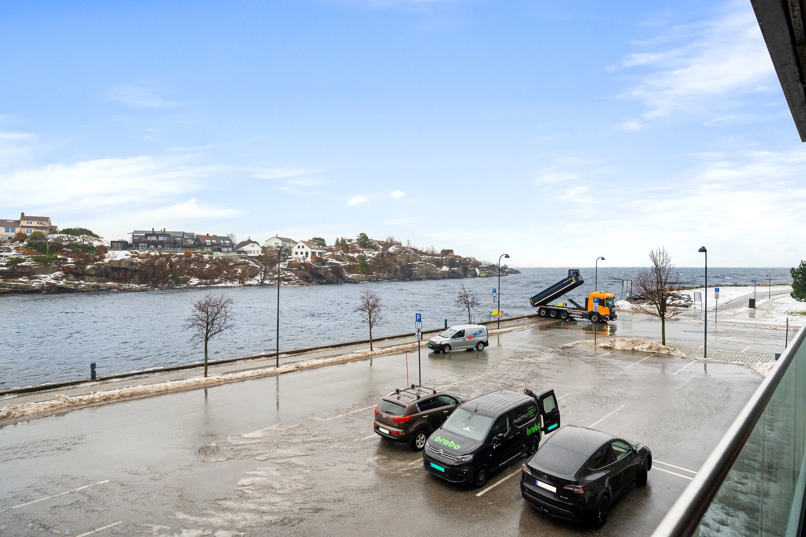 Utsikten fra verandaen ut mot sjøen ved elvemuningen til Otra Galleribilde