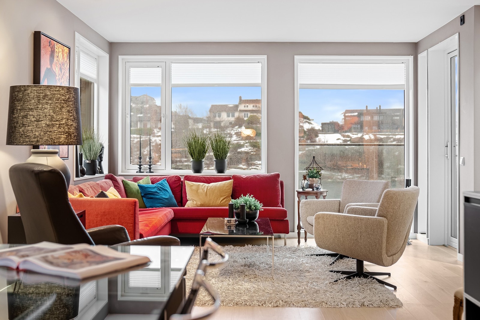 Fra del av stuen - med vinduer vendt ut mot sjøen/Otra Galleribilde