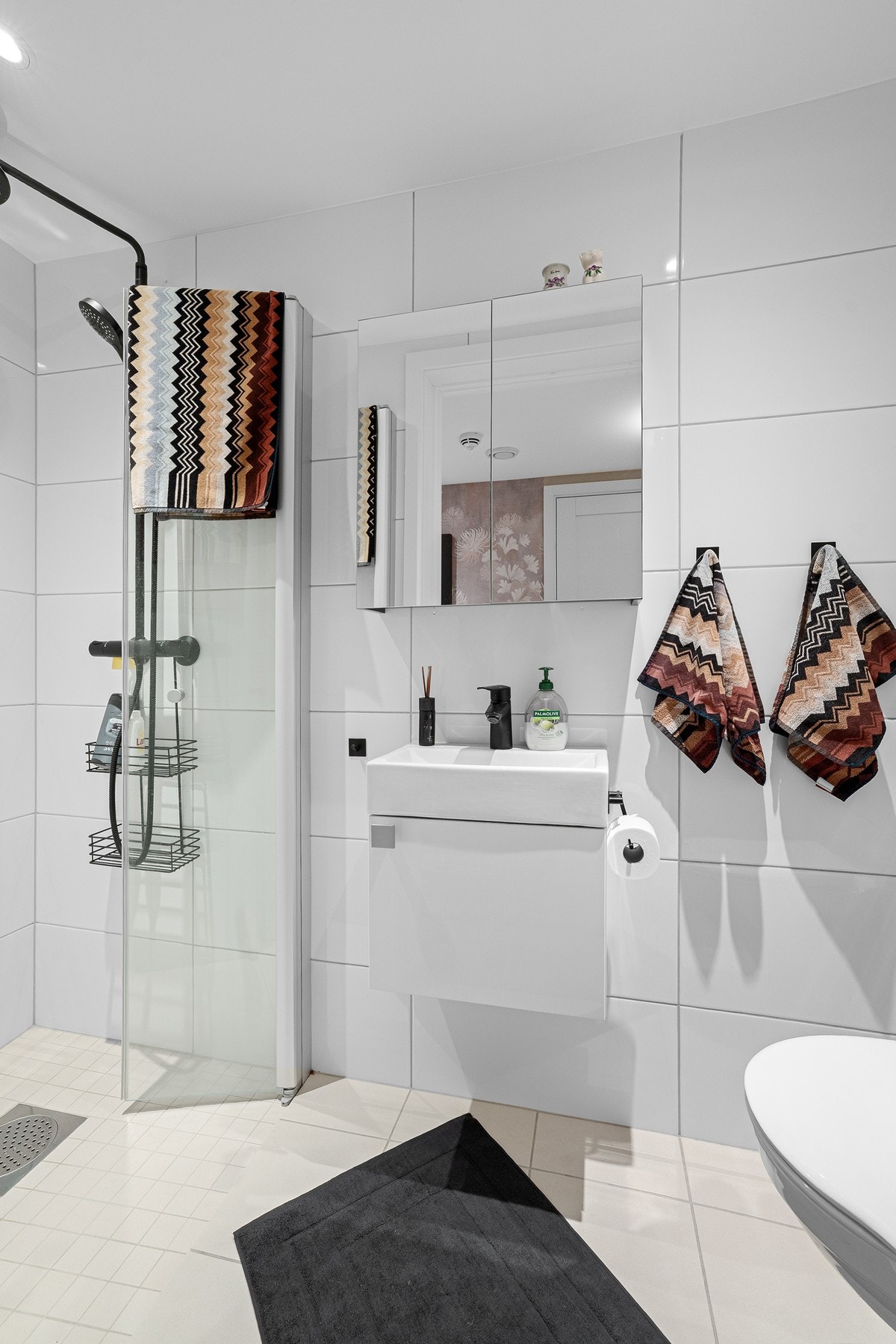 Fra gjestebadet med vegghengt toalett og dusj Galleribilde