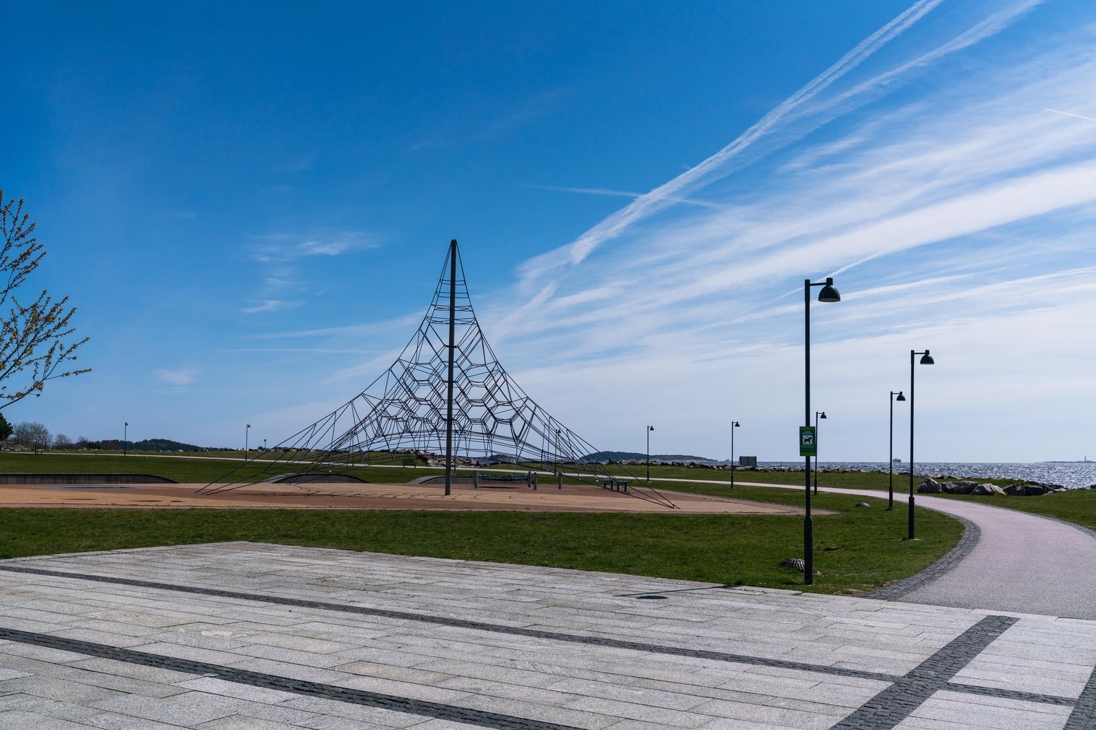 Fra det store offentlige friområdet ytterst på Tangen - med klartrestativ Galleribilde