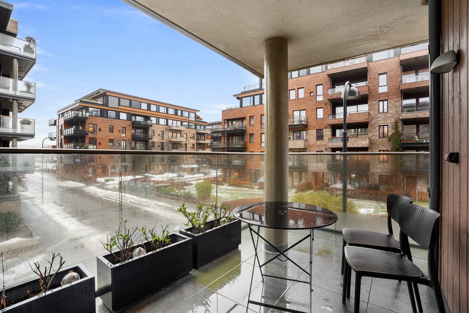 Del av den overbygde vestvendte verandaen utenfor kjøkkenet Galleribilde