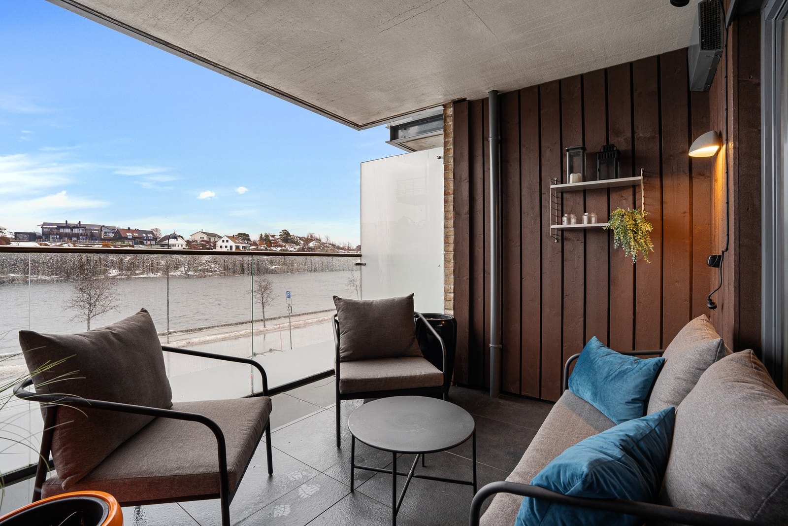 Del av den overbygde verandaen vendt ut mot Otra Galleribilde