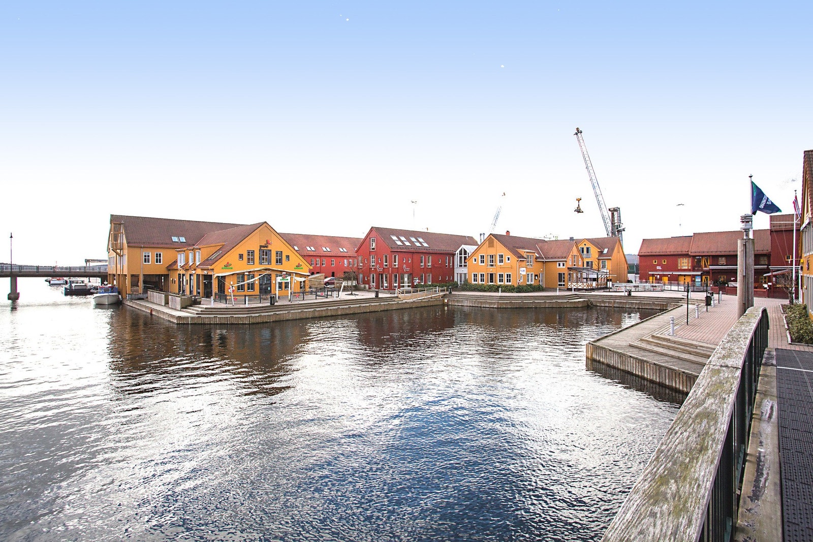 Hyggelig gåtur bort til Fiskebrygga hvor det er fiskebasar og flere restauranter Galleribilde
