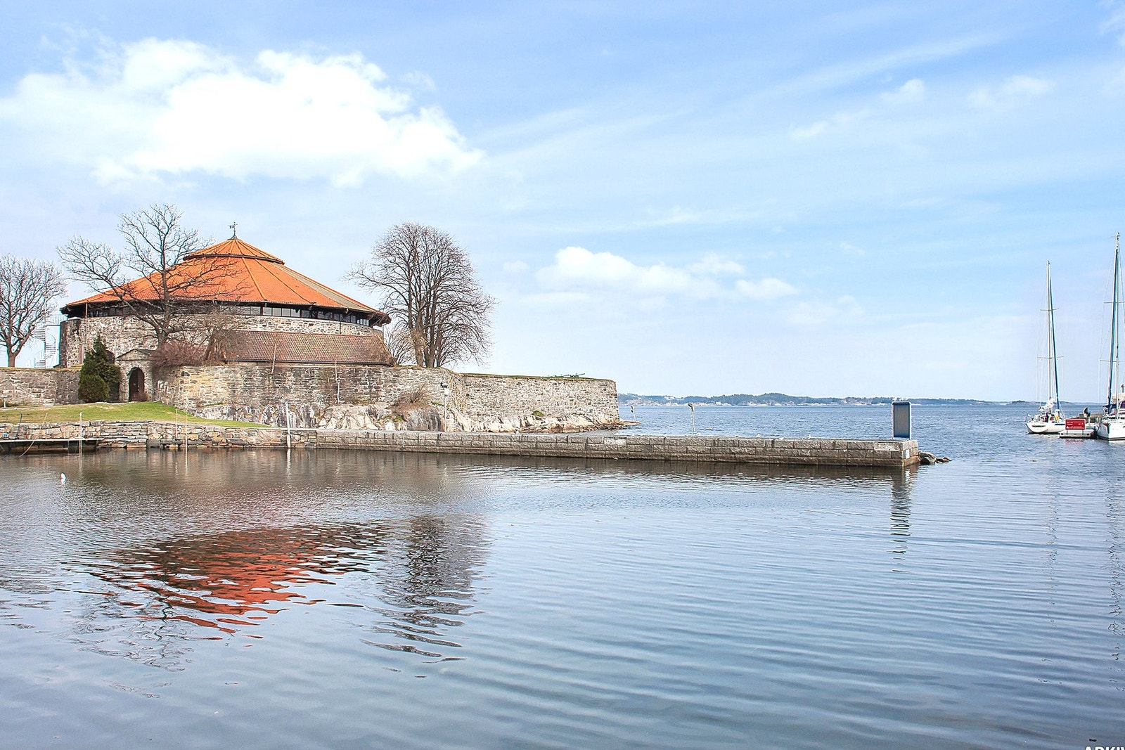 Lang strandpromenaden passerer man Festninga Galleribilde