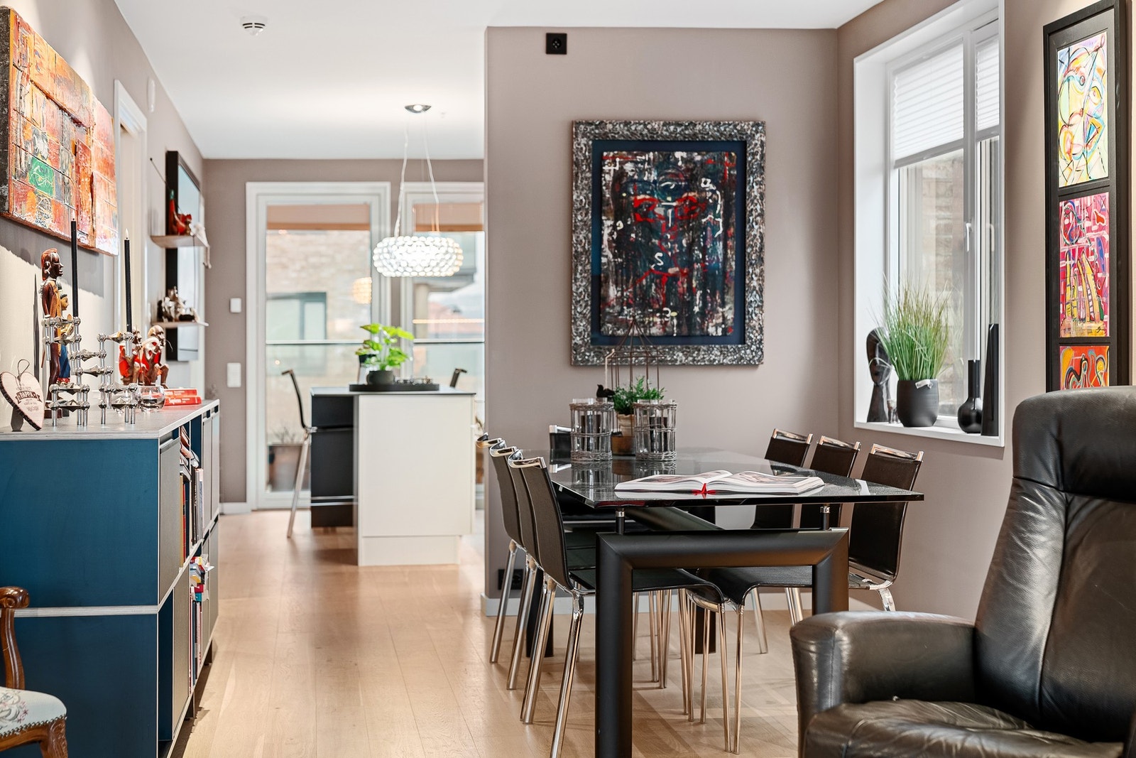 Langbordløsning i del av stuen Galleribilde