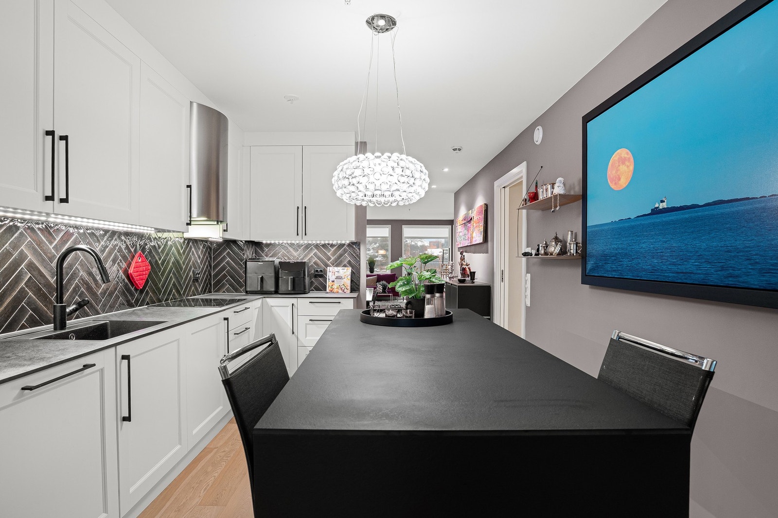 Del av spiseplassen ved kjøkkenet Galleribilde