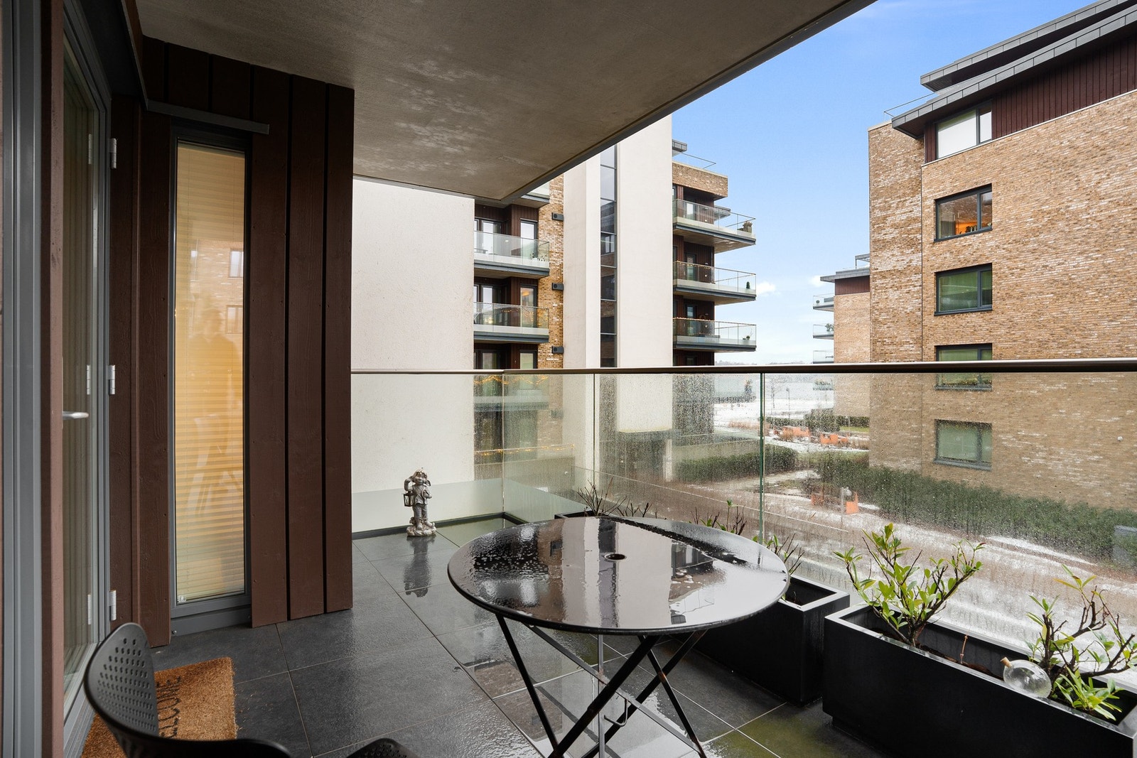 Del av den overbygd vestvendte veranda utenfor kjøkkenet Galleribilde