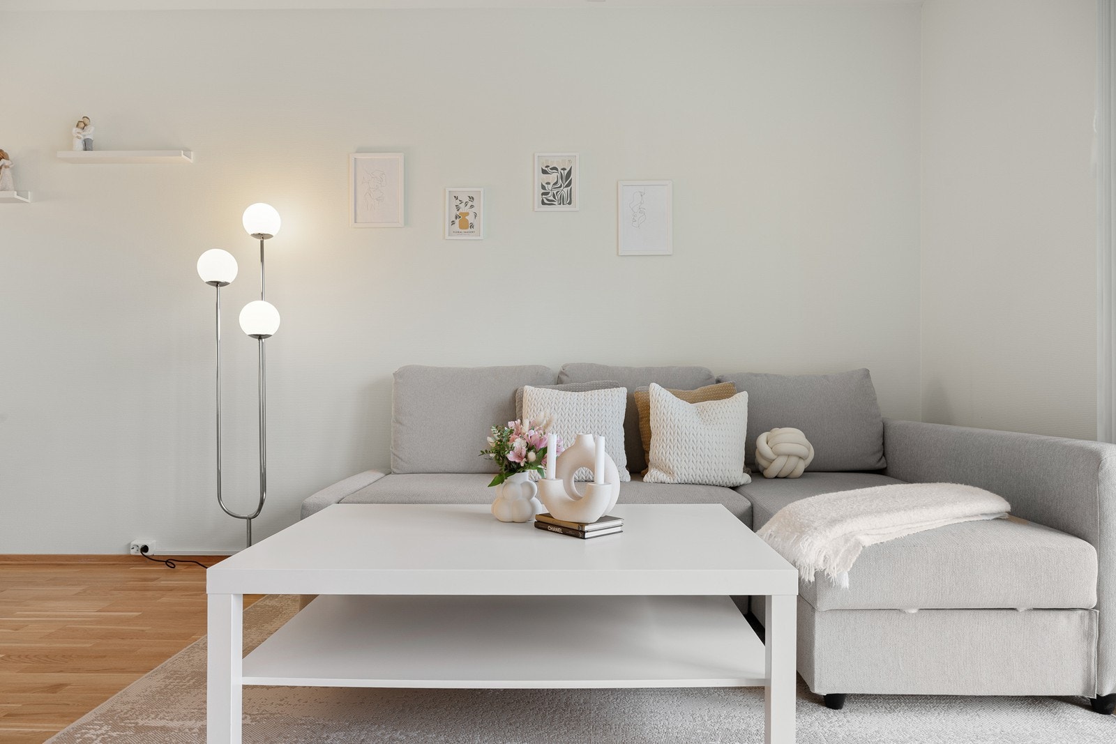 Stuen har god plass til sofagruppe og spisebord og oppleves lys og trivelig med gode møbleringsmuligheter. Galleribilde