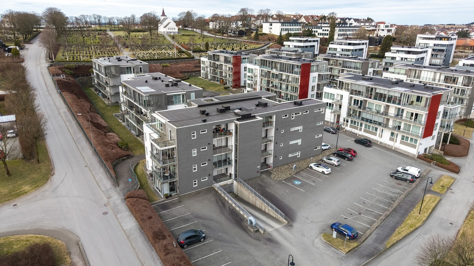 Leiligheten ligger midt i Klepp sentrum med kort gangavstand til de fleste fasiliteter, noe som gir en trygg og praktisk hverdag uten at du er avhengig av bil. Galleribilde