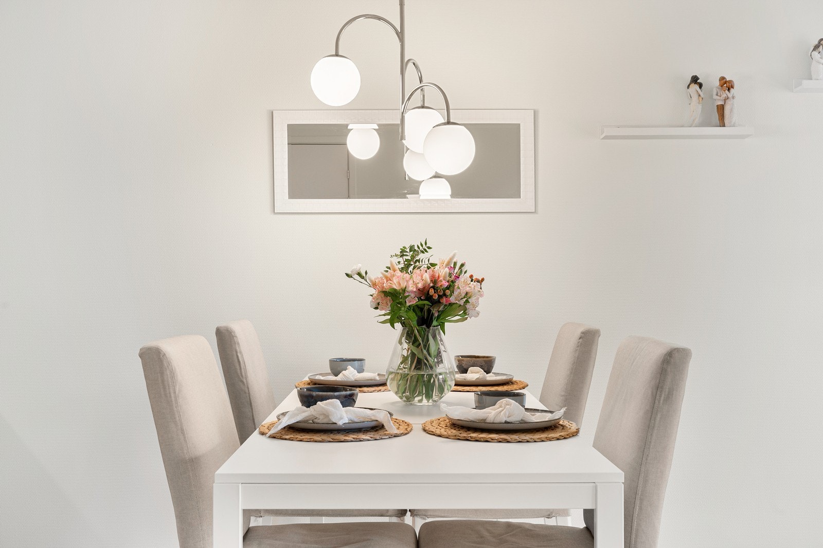 God plass til spisebord mellom stue og kjøkken Galleribilde