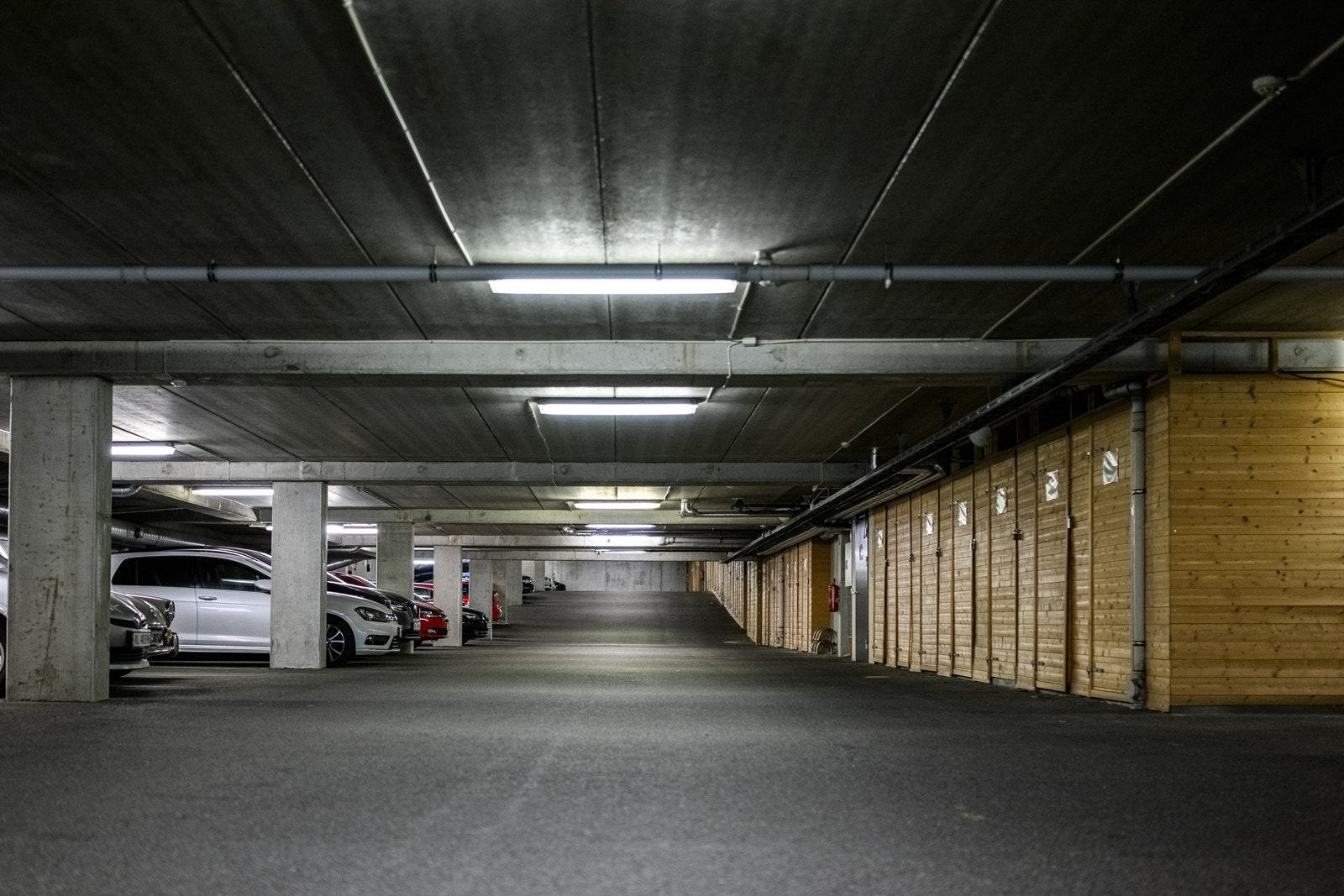 Fast parkeringsplass i felles garasjeanlegg med elbillader og tilhørende bod Galleribilde