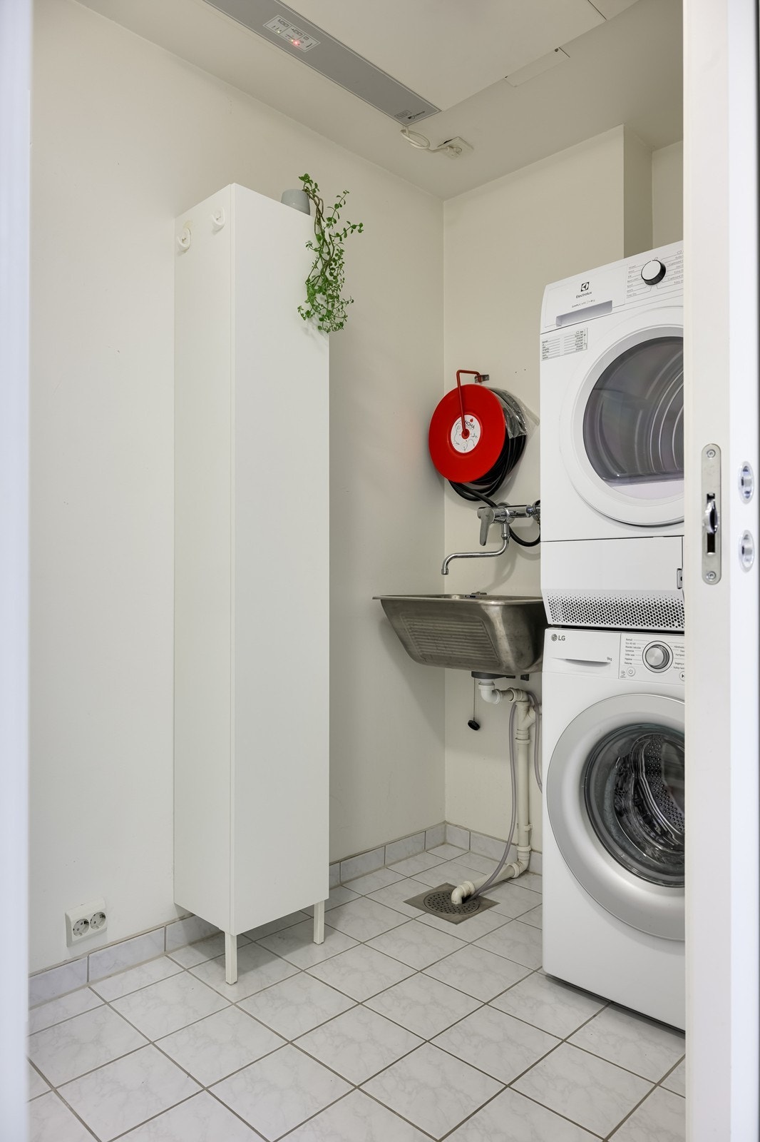 Vaskeromsdelen er adskilt med skyvedør, noe som er en svært praktisk løsning som gjør det enkelt å skjule vaskemaskin og skittentøy når man har gjester. Galleribilde