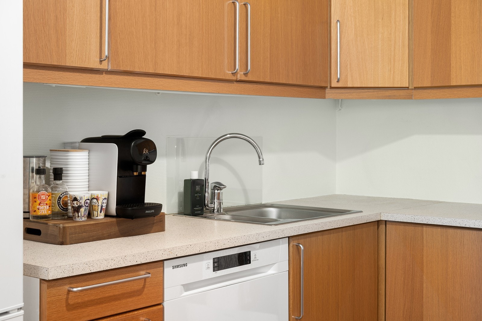 God skap- og benkeplass på kjøkken Galleribilde