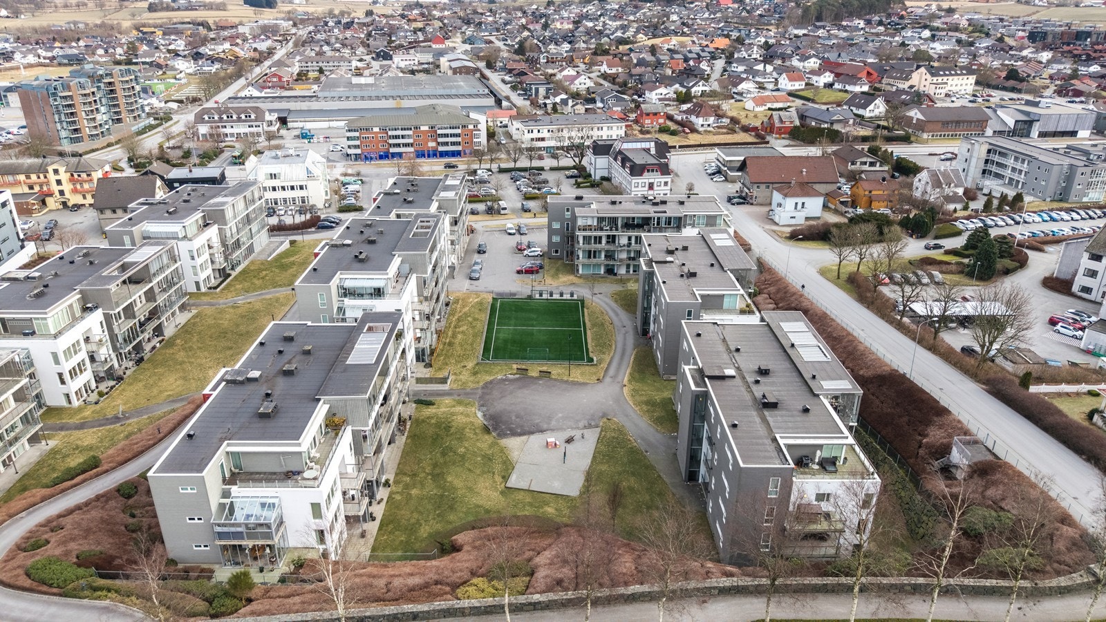 Pent opparbeidet fellesområde med fotballbane og lekeplass Galleribilde