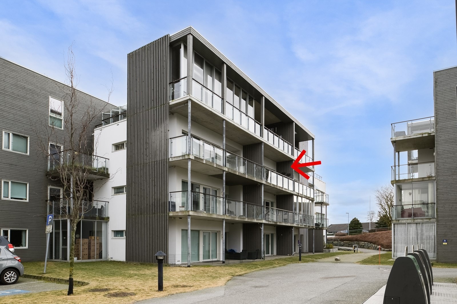 Dette er en lys og funksjonell leilighet beliggende i 3. etasje i en boligblokk fra 2007, med sentral beliggenhet i Klepp sentrum. Galleribilde