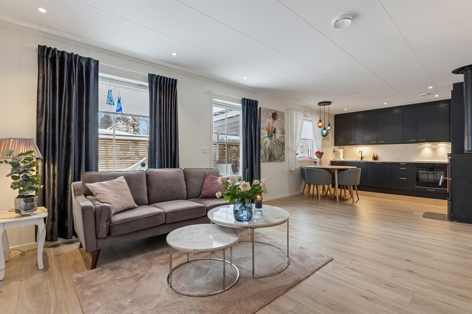 Gode vindusflater sørger for at rommet får godt med naturlig lys. Sofakroken finner fort sin naturlige plass i rommet. Galleribilde