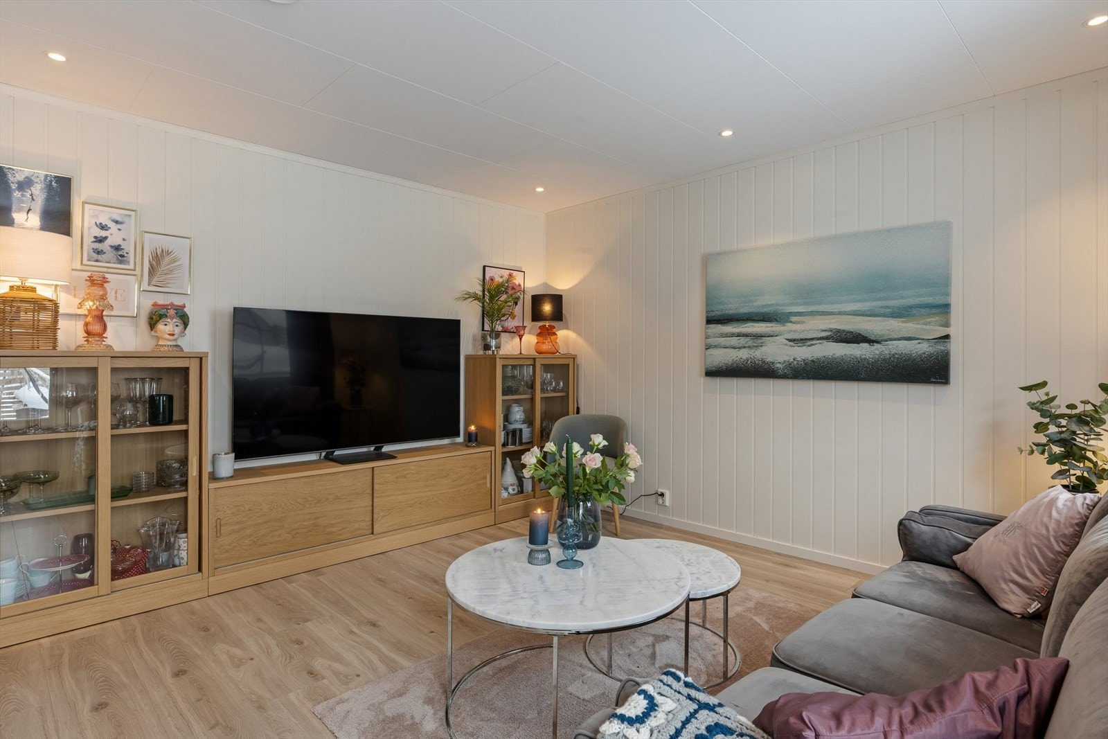 Stuen fremstår som lys og innbydende. Galleribilde