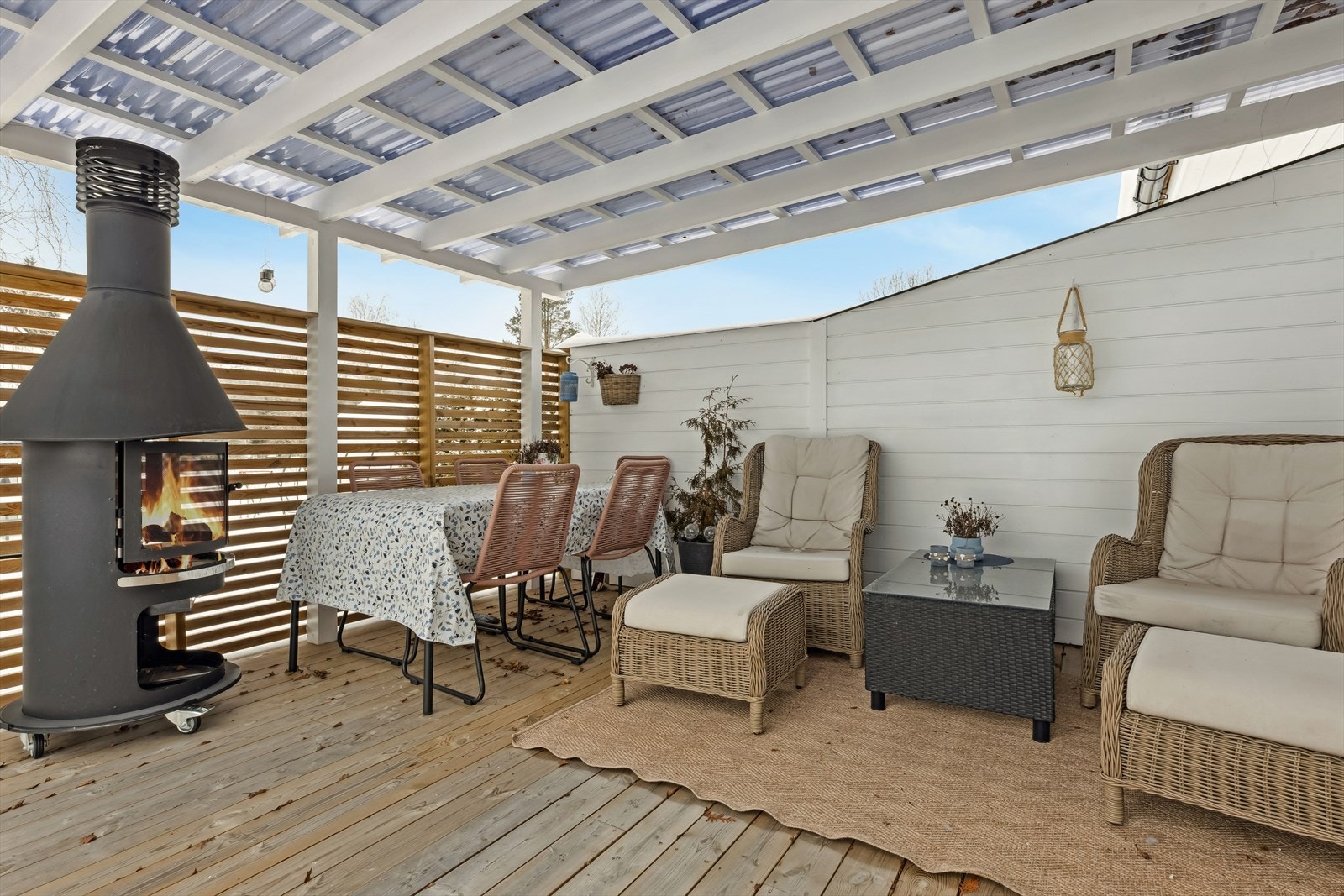 Fra stuen er det videre utgang til en stor terrasse med god plass for utemøblement. Her kan lange soldager nytes i fred og ro. Galleribilde