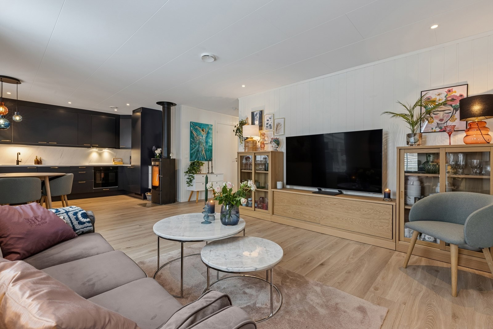 Monica Hoff v/Dnb Eiendom har gleden av å presentere Storetjernsveien 109b. En flott halvpart av tomannsbolig over 1 plan fra 2024. Galleribilde