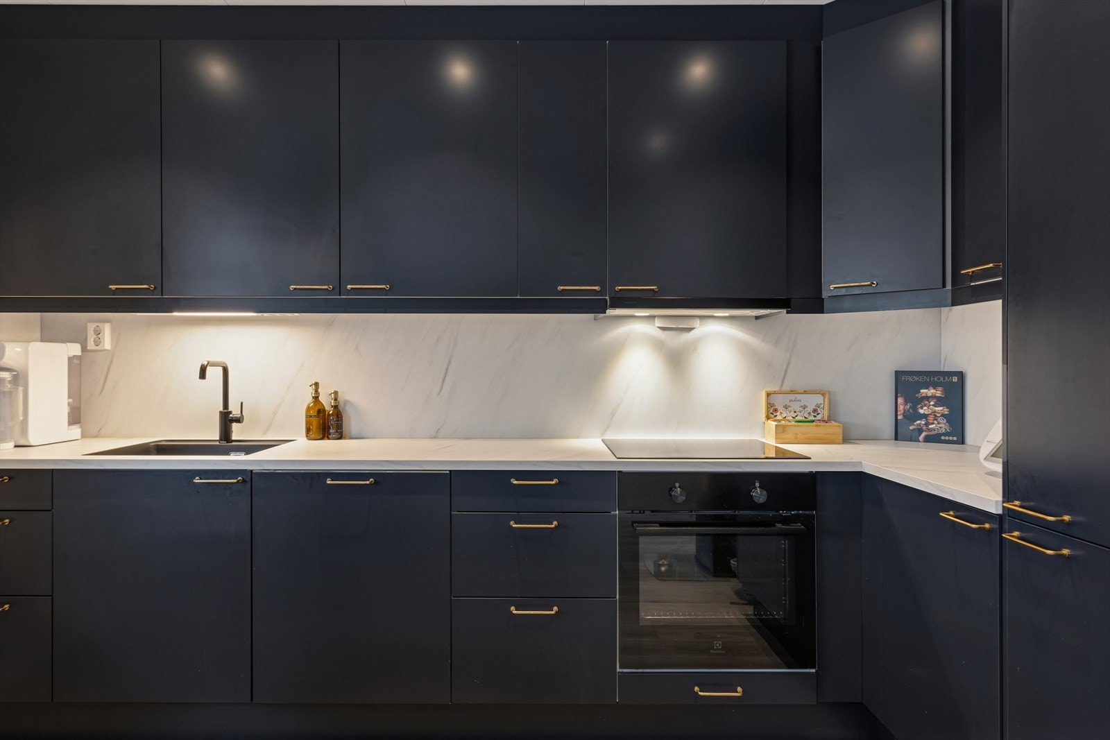 Her har en alt en måtte trenge av skap-, skuff- og benkeplass. Kjøkkenet er oppgradert med nye fronter og foringer i bedre kvalitet. Galleribilde