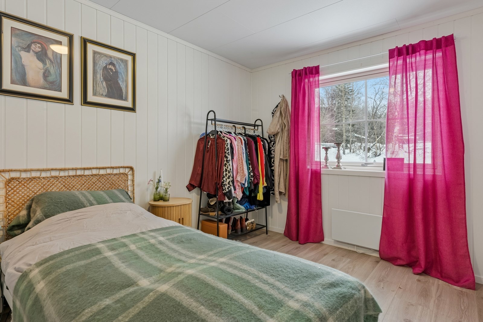 Et av soverommene har varmekabler i gulv, de to andre har vegghengt varmeovn. Galleribilde