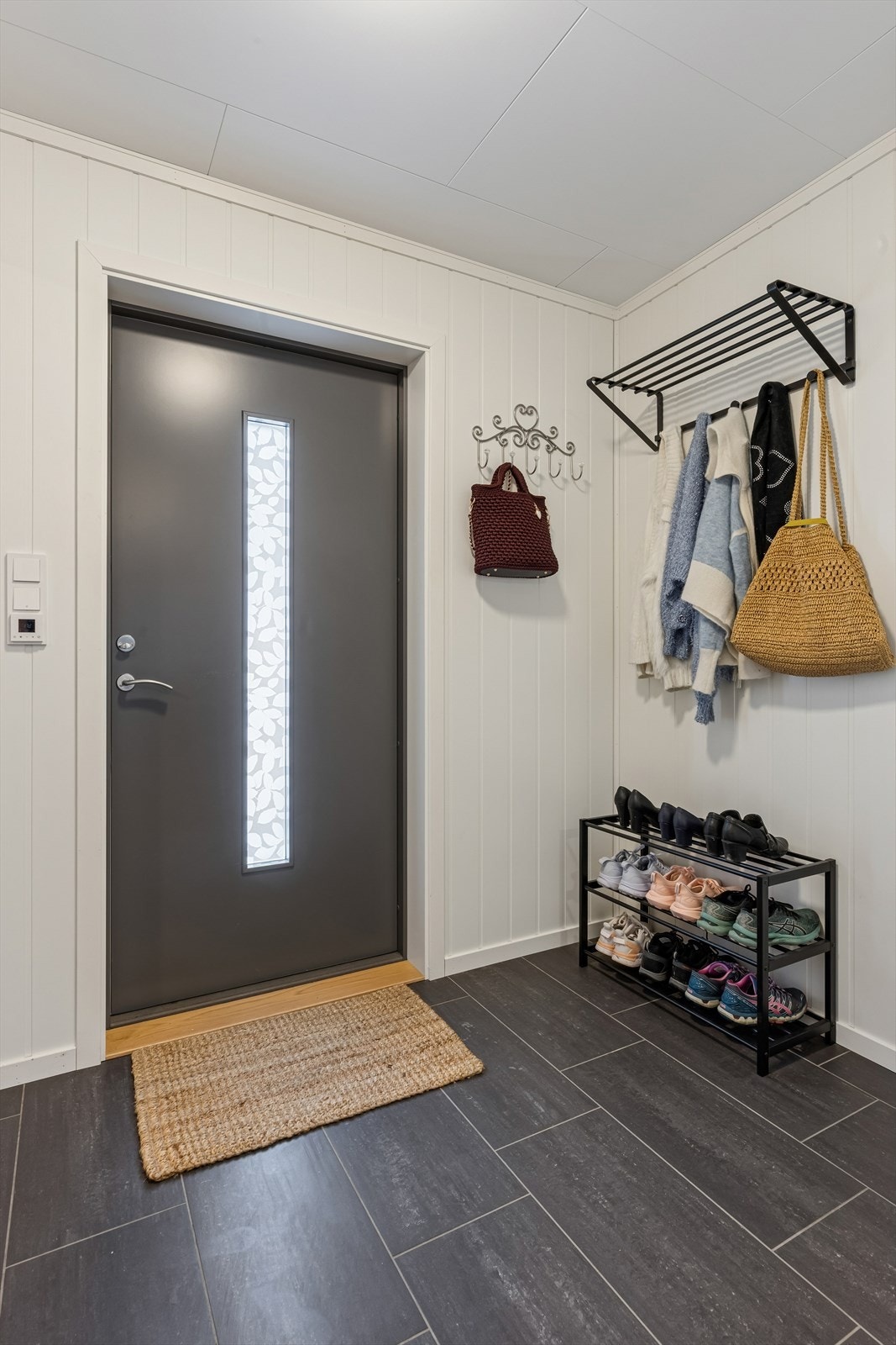 Det er varmekabler i gulv, noe som er kjekt med tanke på vått skotøy og yttertøy. Galleribilde