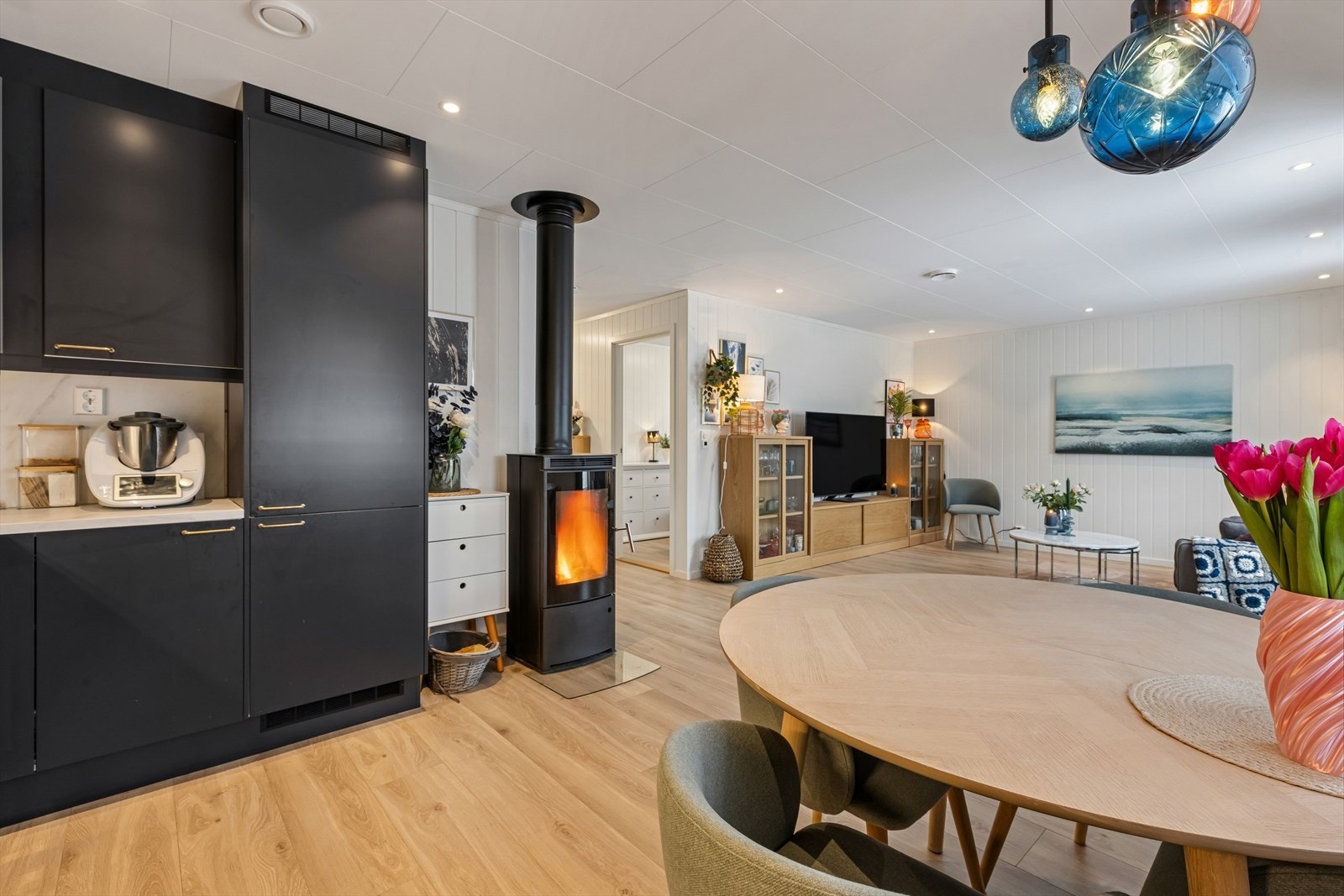 Peisovnen er hjertet i rommet og bidrar til å varme opp både rom og stemning. Galleribilde