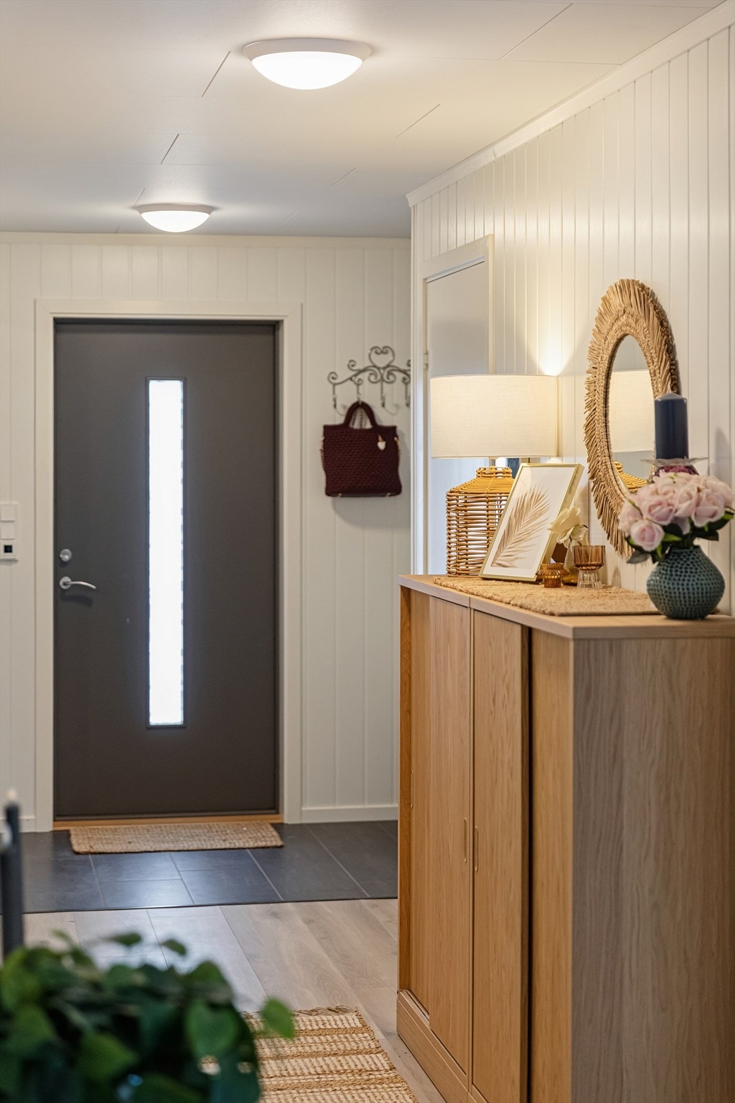 En ønskes velkommen inn i en lys og hyggelig entré. Galleribilde
