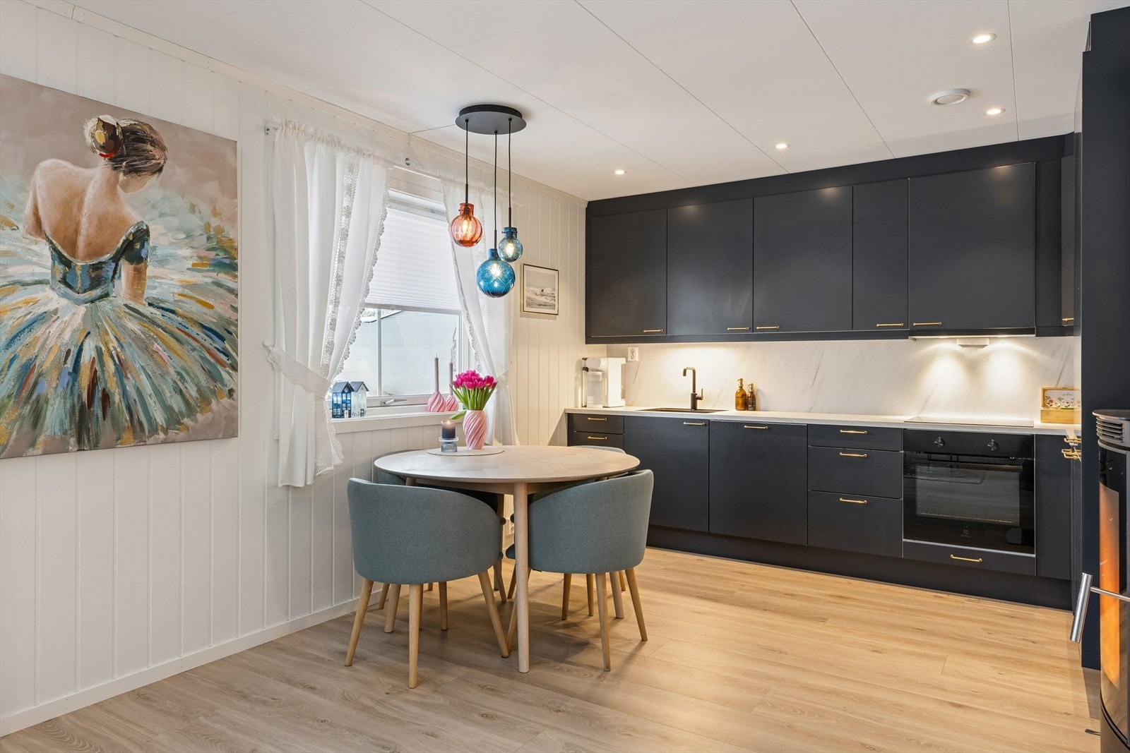 Kjøkkenet er stilrent og moderne. Innredningen har slette fronter samt benkeplate av typen laminat. Galleribilde