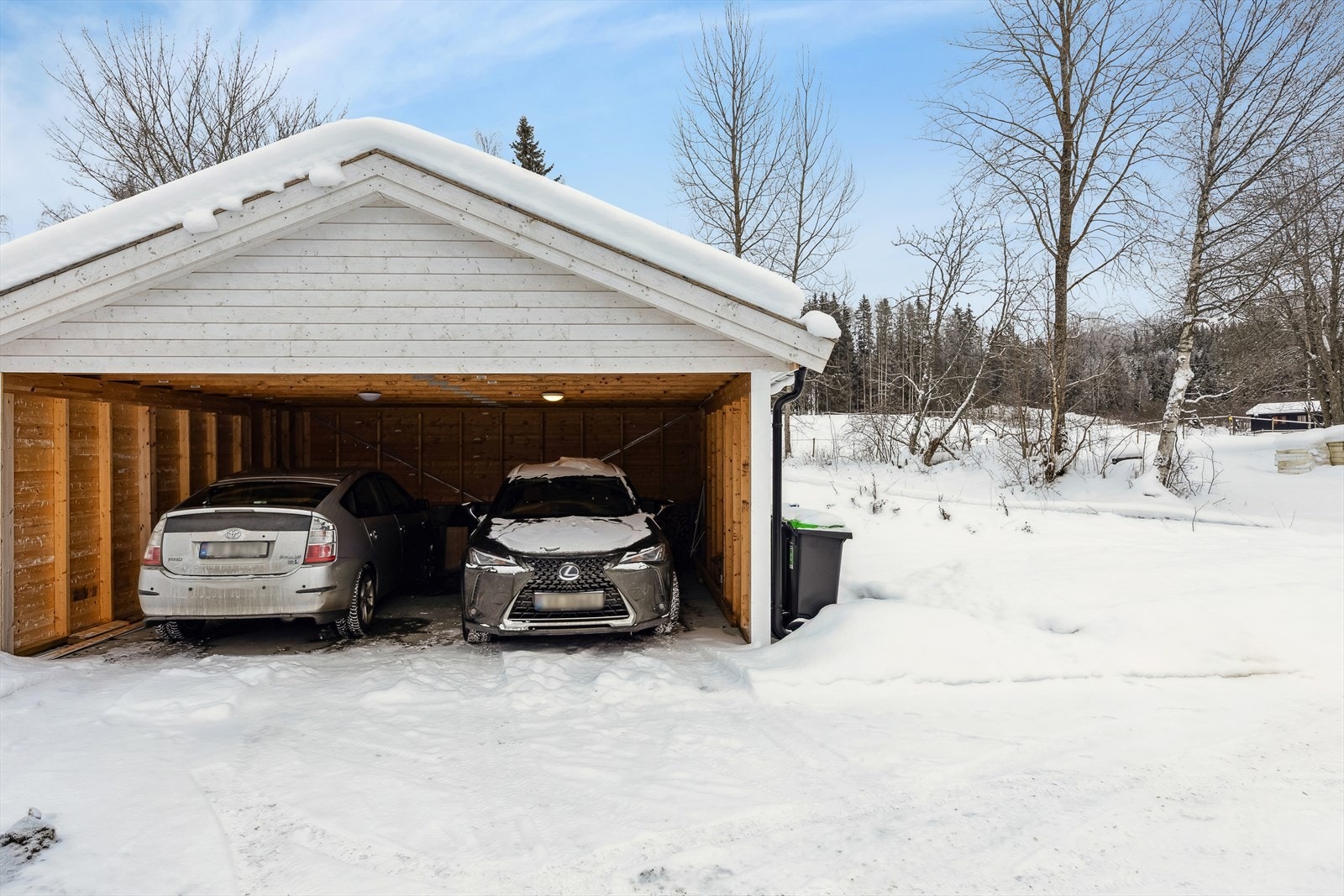 Carporten deles med nabo og det er ellers gode parkeringsmuligheter i innkjørsel. Galleribilde