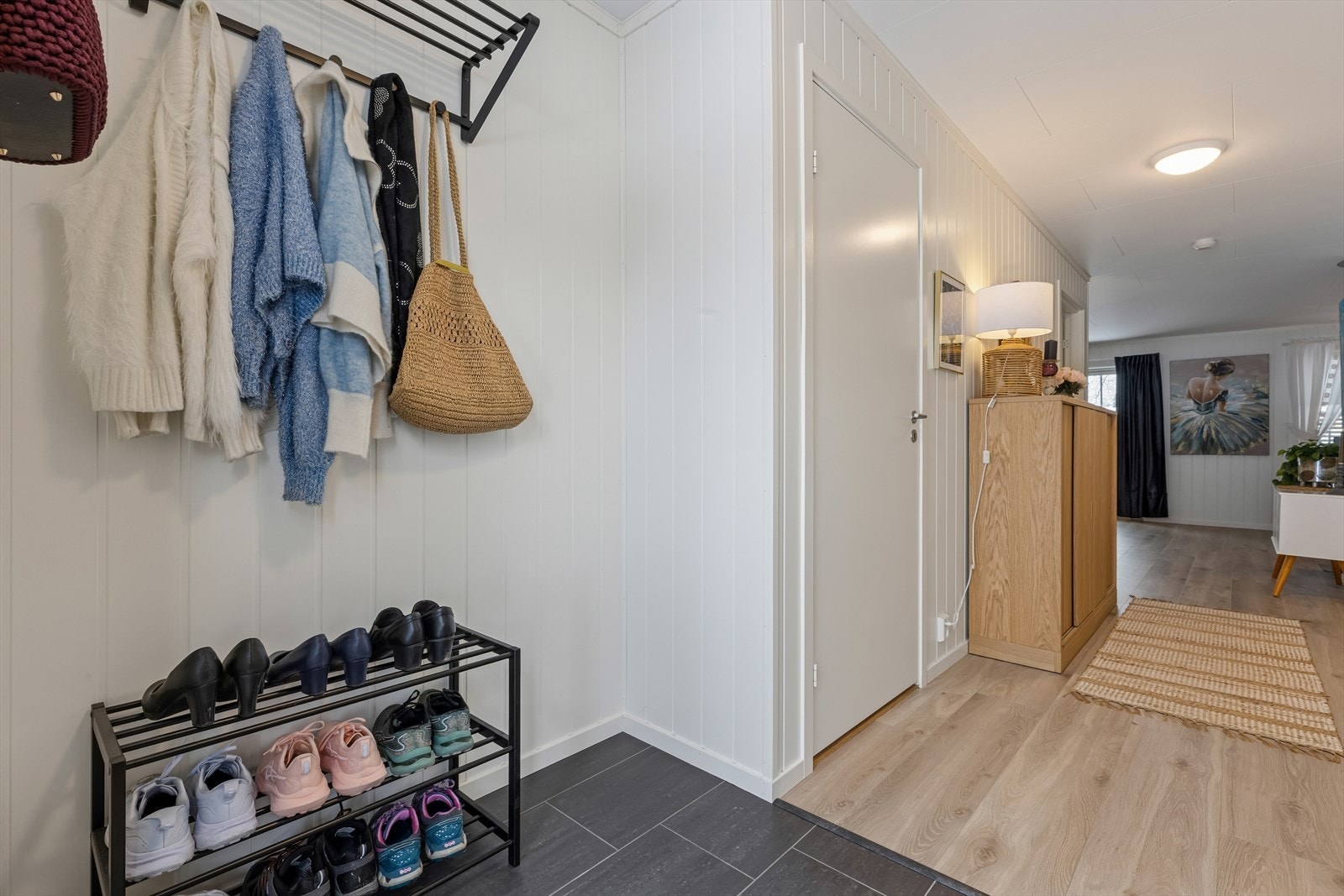 Her er det plass for gode garderobe- og opphengsløsninger. Galleribilde