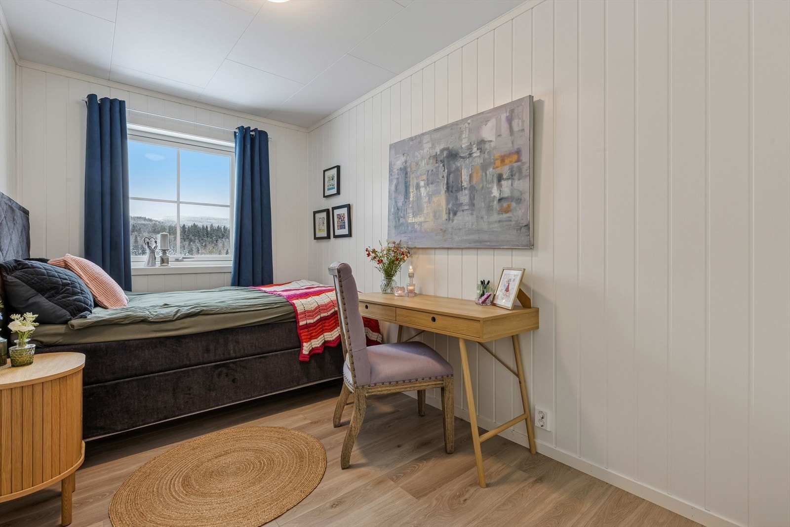 Alle rommene har fin størrelse og byr på plass for seng i enkel eller dobbel form, samt garderobeløsninger av større eller mindre slag. Galleribilde