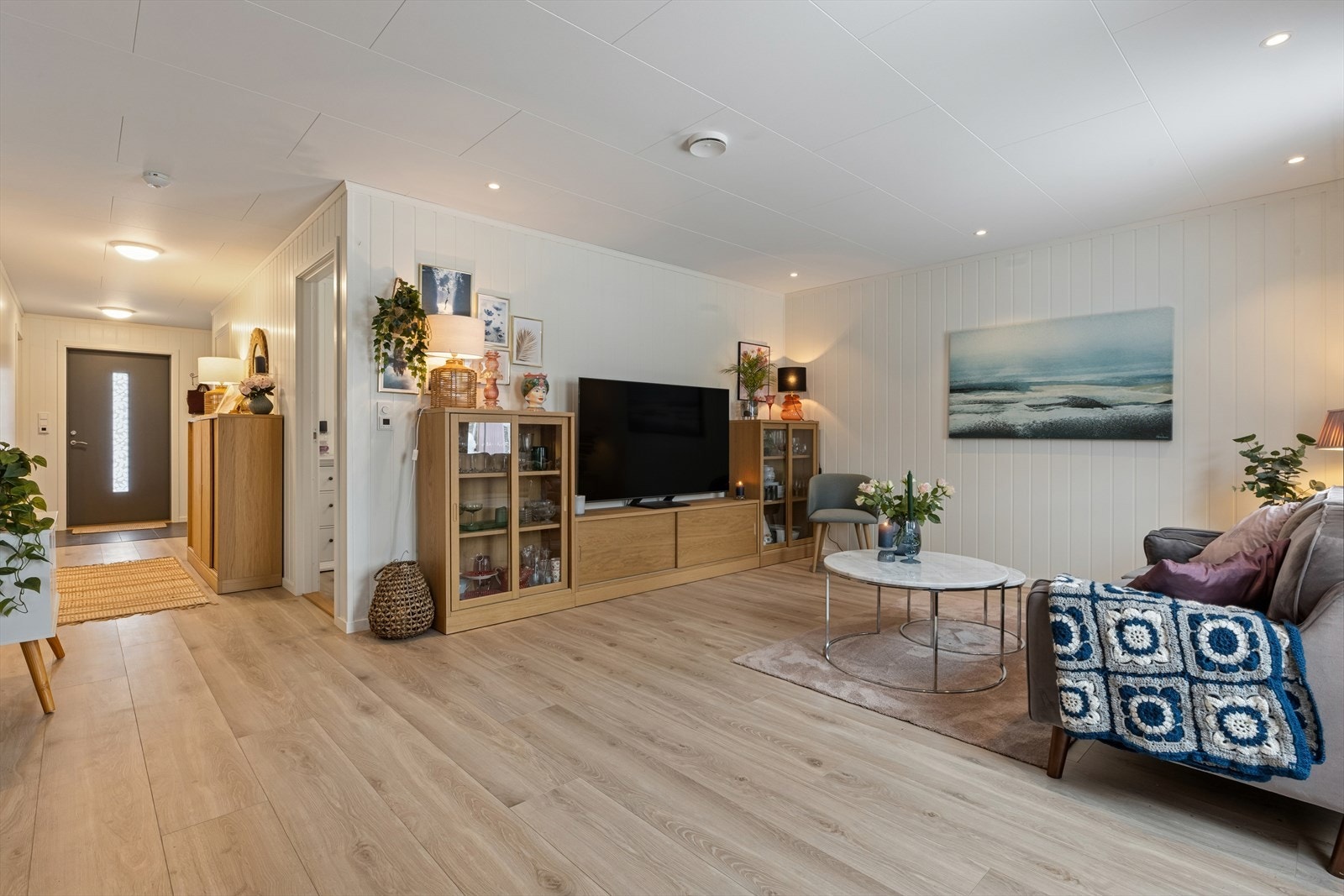 En nyere halvpart av tomannsbolig fra 2024 med 3 soverom og alt på en flate. Galleribilde