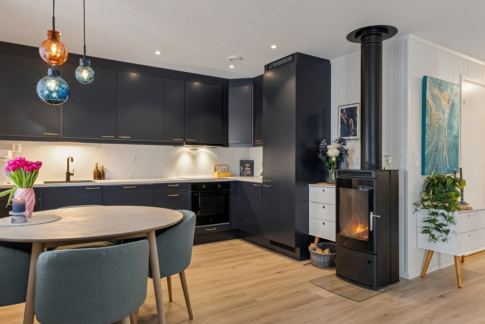 Spisegruppen får plass i egen sone, nærmest kjøkkenet. Galleribilde