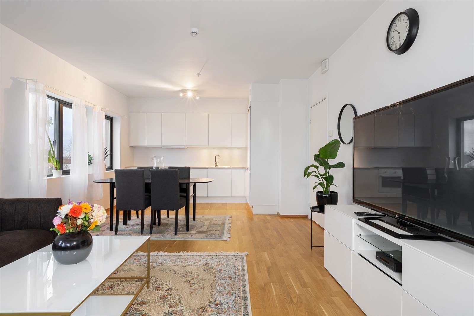 Leiligheten ligger i byggets 3. etasje og inneholder en innbydende entré, romslig åpen stue og kjøkkenløsning med direkte utgang til balkong, 2 romslige soverom og et delikat bad. I tillegg disponerer leiligheten en ekstern bod i kjeller på 5 kvm. Galleribilde