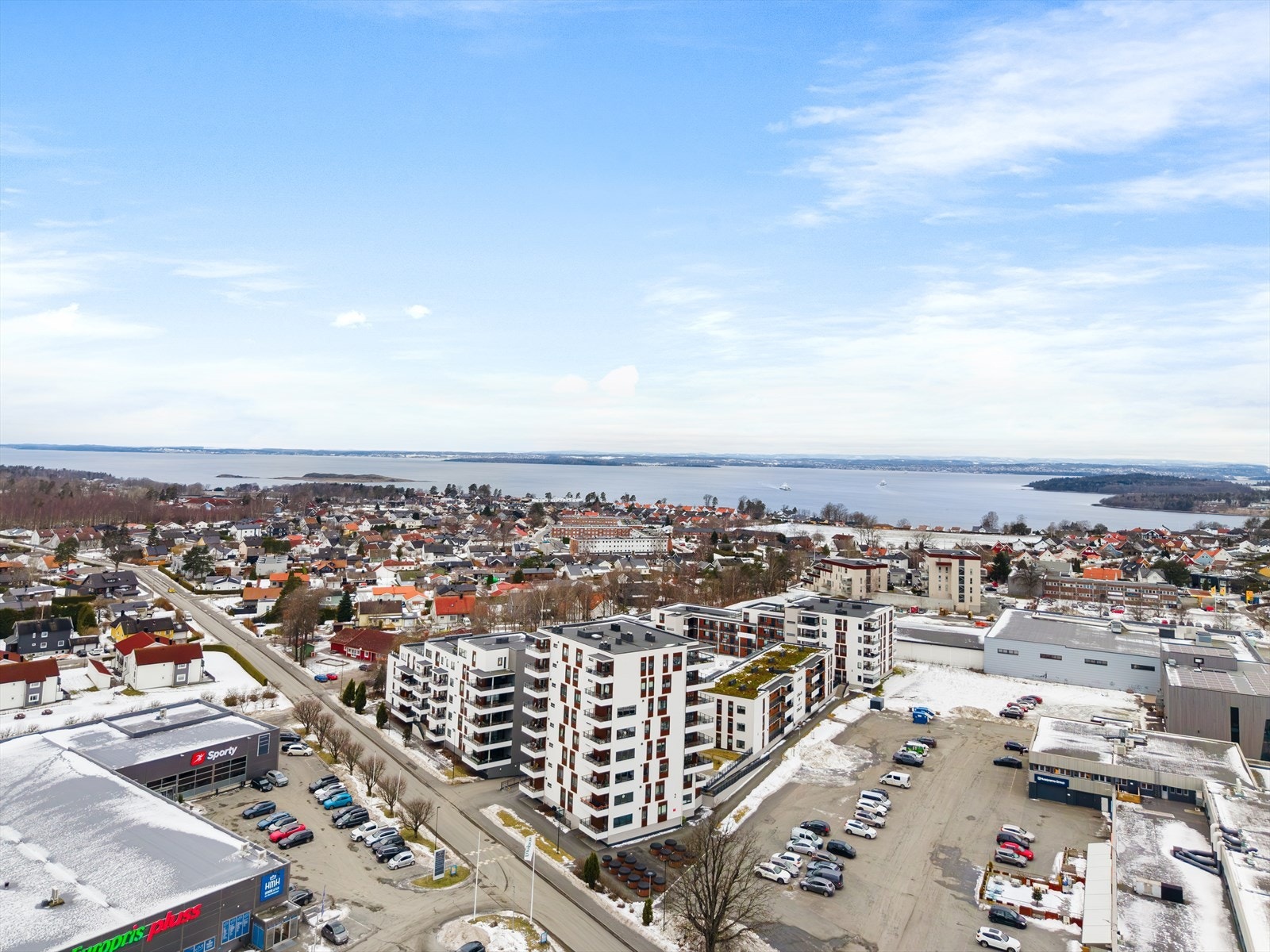 Leiligheten har en sentral beliggenhet i et fremtidsrettet vekstområde med lyse utsikter. Her forvandles tidligere næringsområder til en helt ny og moderne bydel, som på kort tid også har fått et attraktivt tilbud av fasiliteter og tjenester Galleribilde