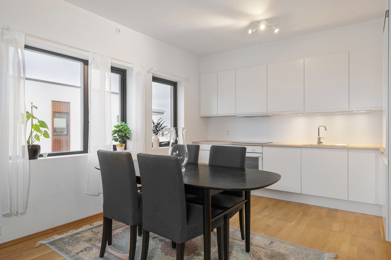 I naturlig tilknytning til stue/kjøkken er det avsatt plass til spisegruppe. Her kan du invitere venner og familie! Galleribilde