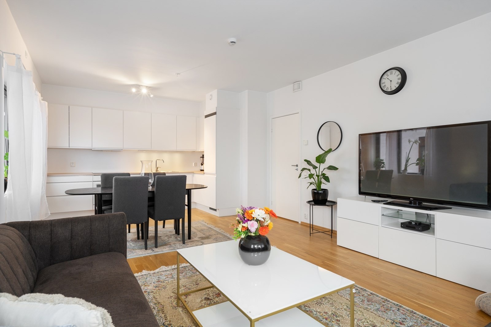 Praktsik åpen stue og kjøkkenløsning. God plass til å innrede med sofagruppe, TV med tilhørende møblement og annet ønsket inventar Galleribilde