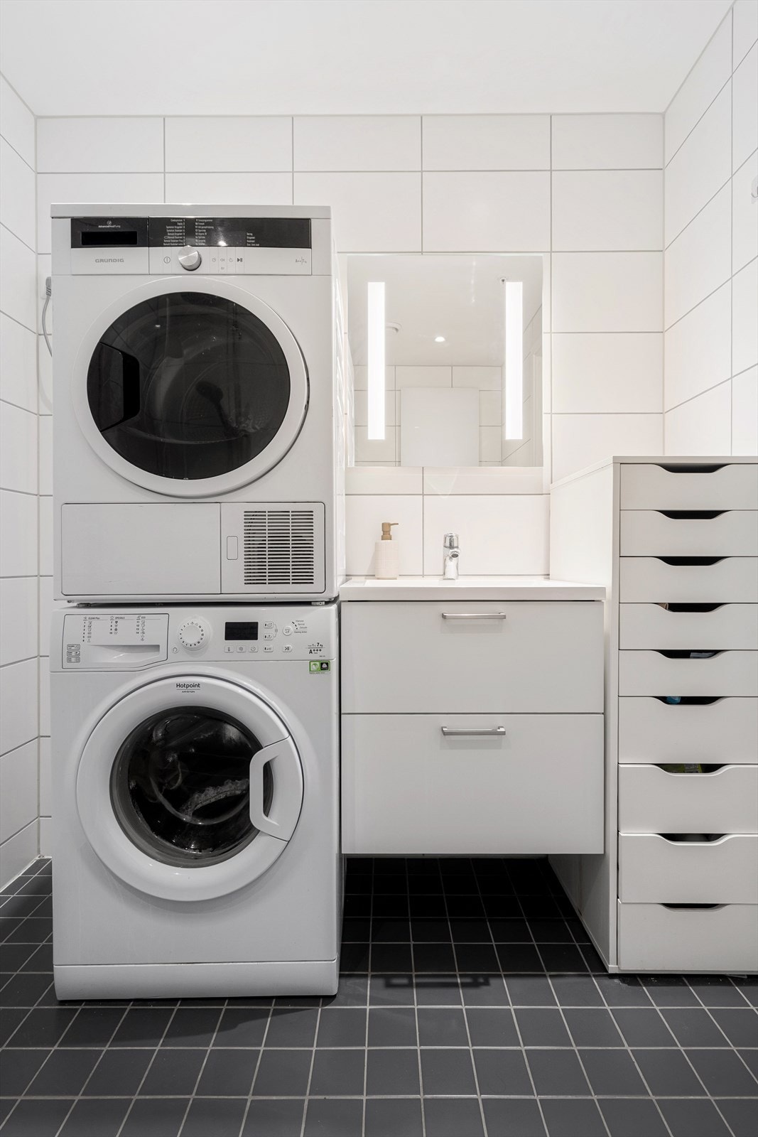 God plass til oppbevaringsløsninger. Det er gulvvarme Galleribilde