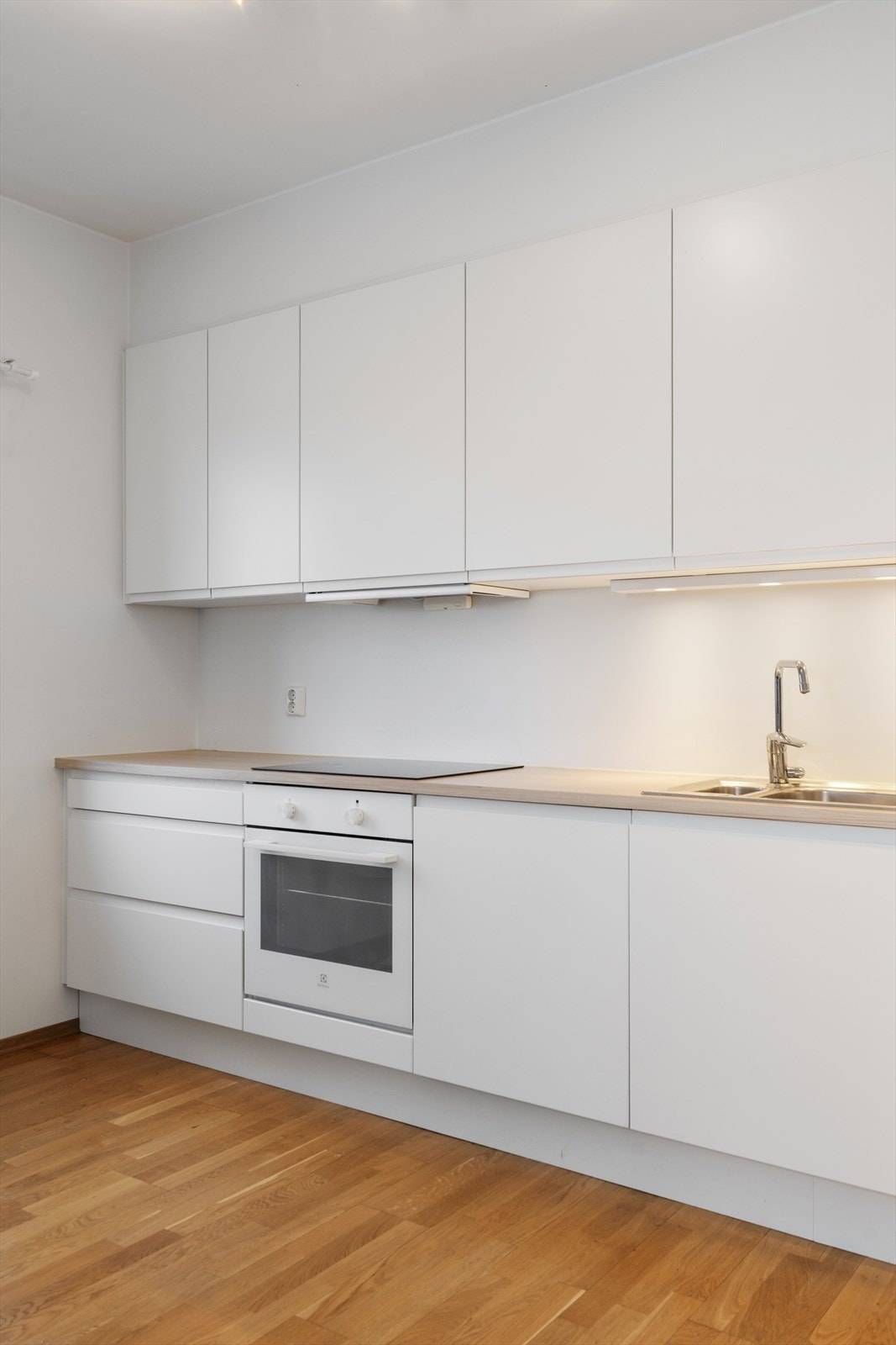 Kjøkkeninnredning med glatte fronter. Himlingshøyde målt til 2.63 m Galleribilde