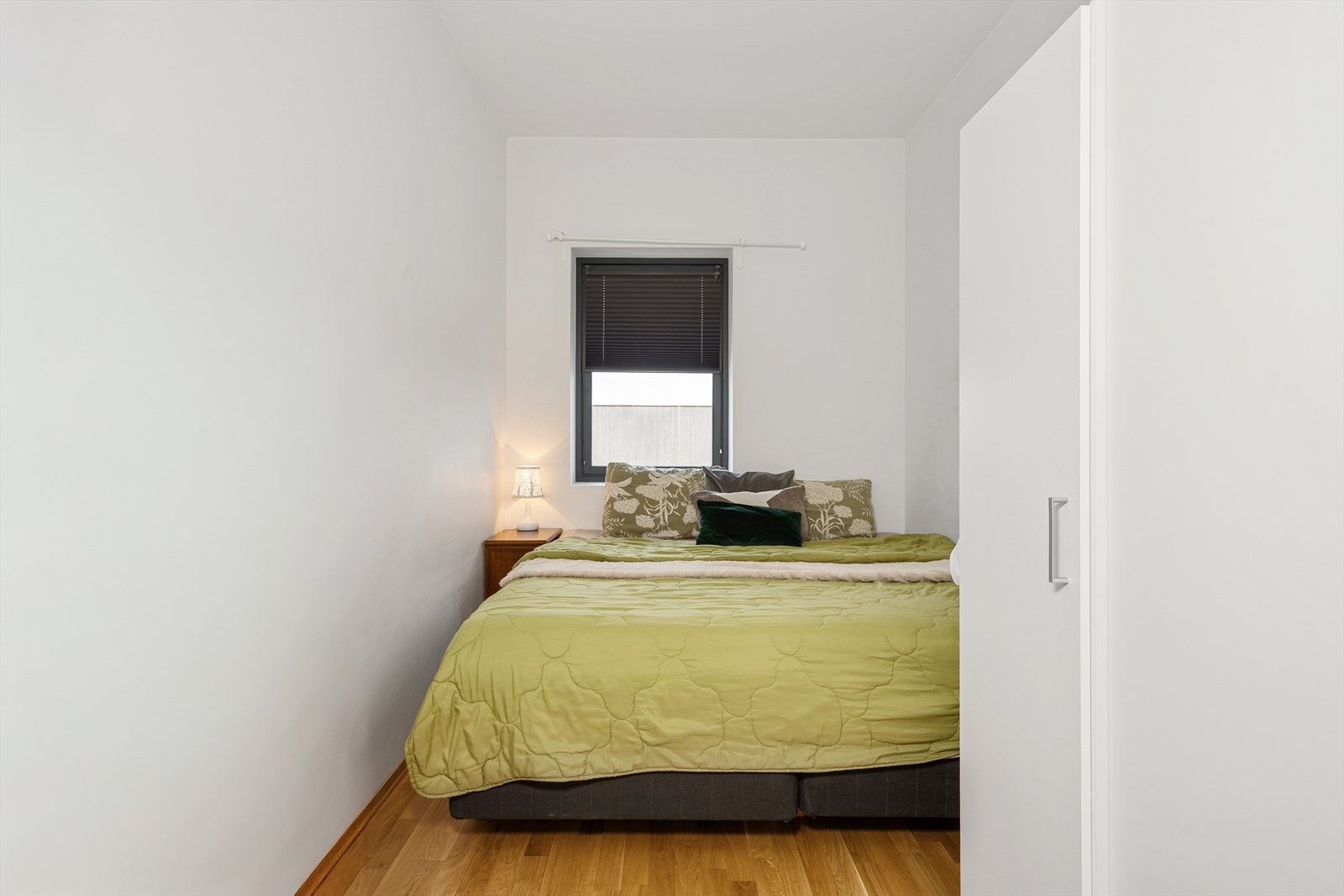 Soverom 2 er også av god størrelse og egner seg utmerket som gjesterom/barnerom eller kontor. Her kan du innrede etter ønske/behov! Galleribilde